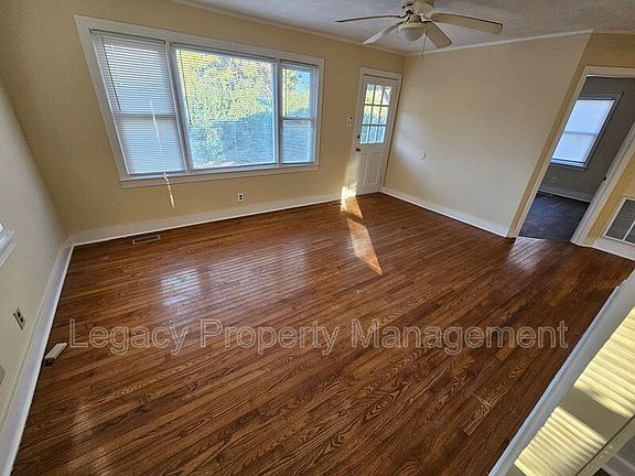 3rd image of 105 Murray St