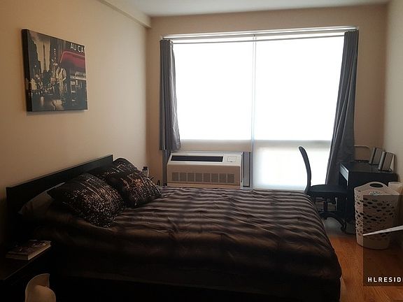 4th image of 2822 Steinway St