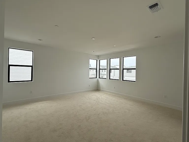 2320 Bayside Ave — Photo 4