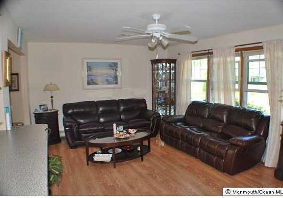 5th image of 916 Mizzen Ave