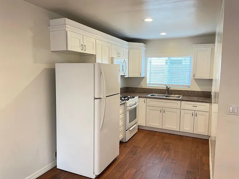 422 Grand Ave #A — Photo 4