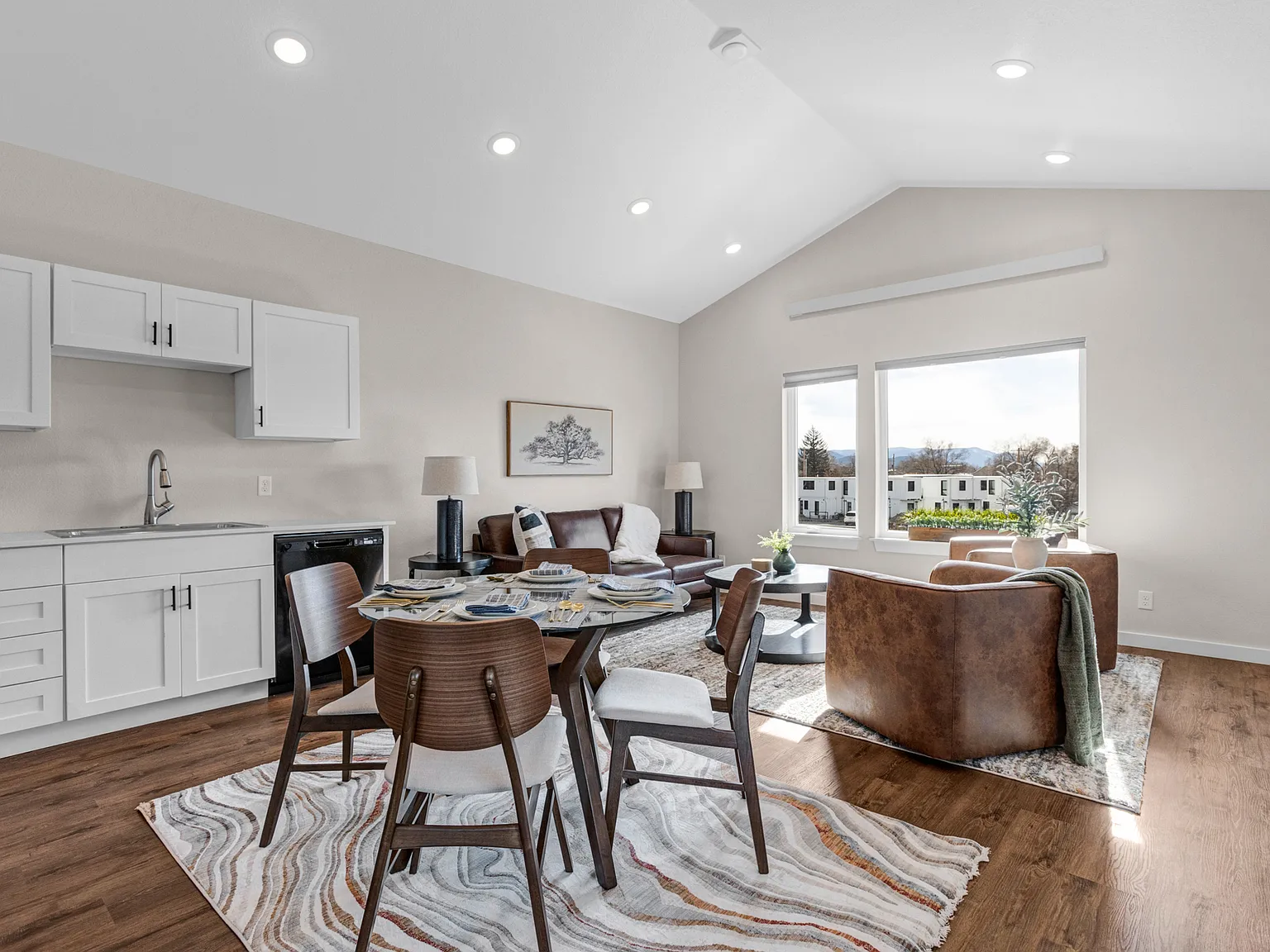 3 bed, 1200 sqft, $2,599 — Photo 2