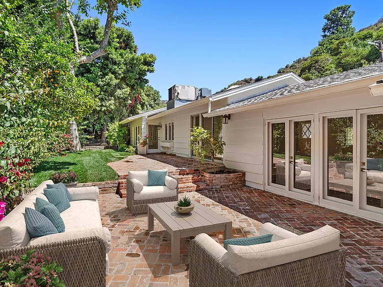 3933 Mandeville Canyon Rd — Photo 10