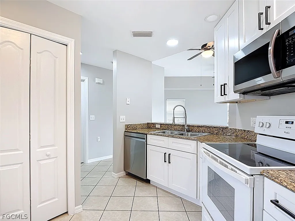 2 bed, 2.0 bath, 1055 sqft, $1,640 — Photo 3