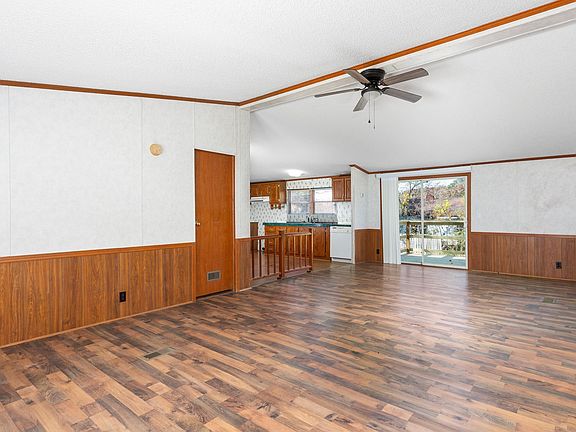 4th image of 150 Carolyn Dr