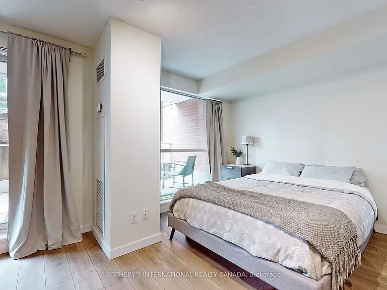 230 King St E #410 — Photo 12