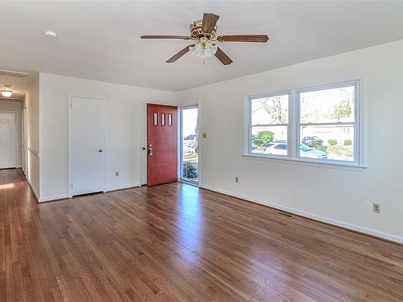3rd image of 102 Eastlawn Dr