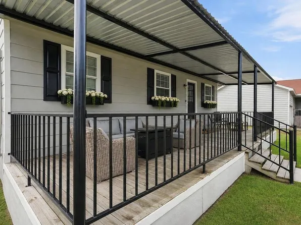 2207 Bunton Dr, El Campo, TX 77437