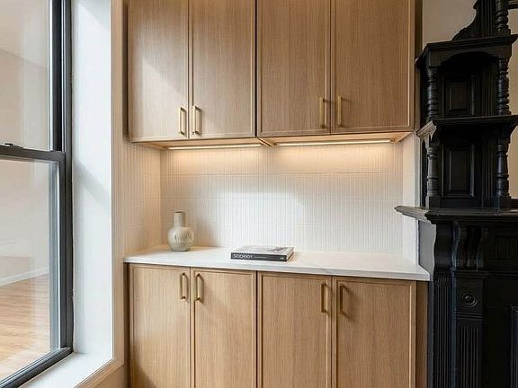4th image of 298 Halsey St #1