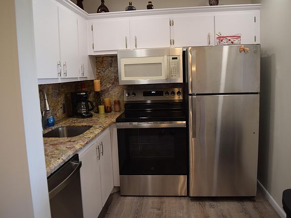 4th image of 202 Brighton E #202