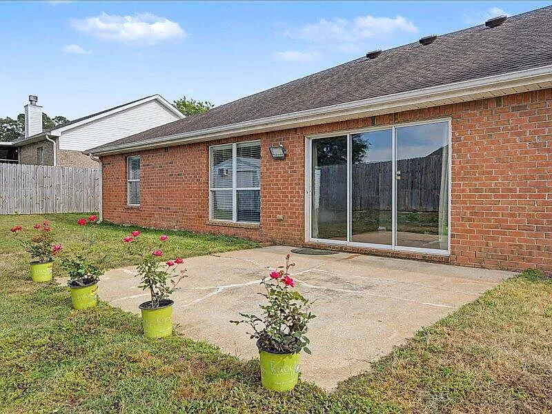 4 bed, 2762 sqft, $2,400 — Photo 2