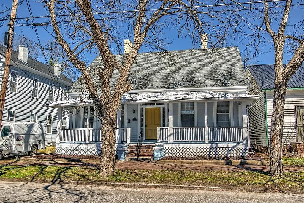 2 bed, 1.0 bath, 925 sqft, $925 — Photo 1