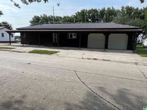 1023 10th St, Sibley, IA 51249