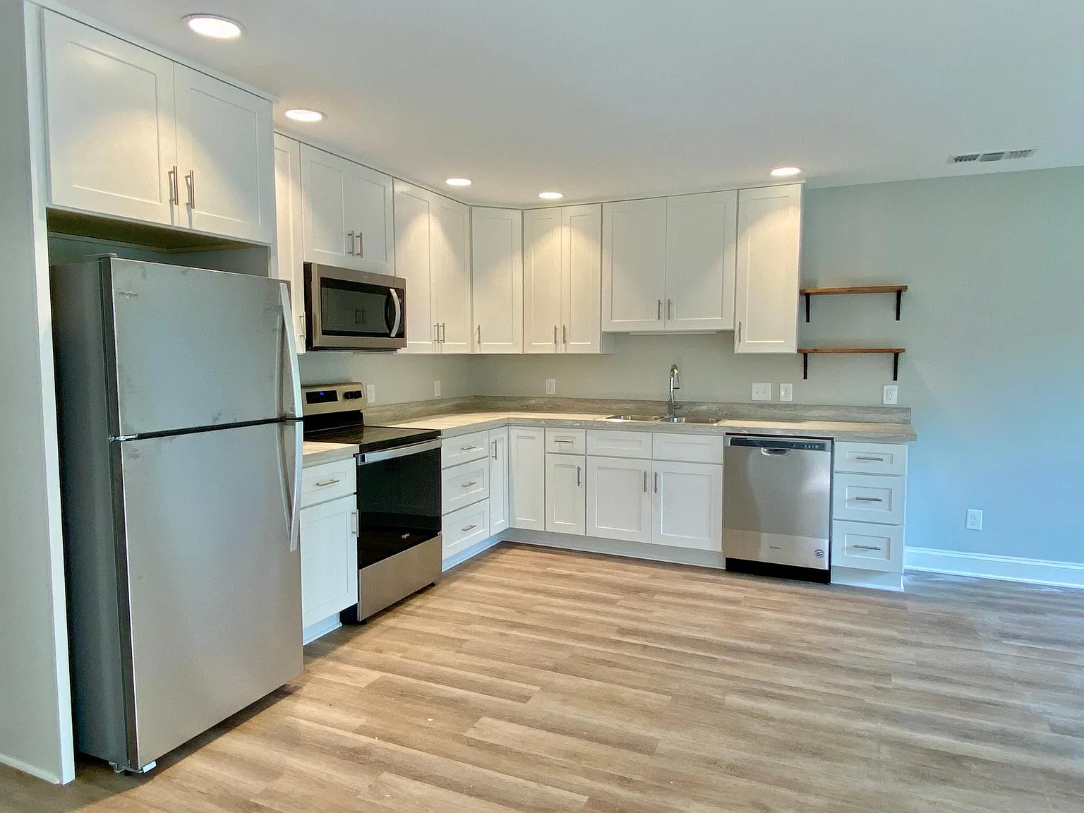 3 bed, 2.5 bath, 1500 sqft, $2,150 — Photo 3