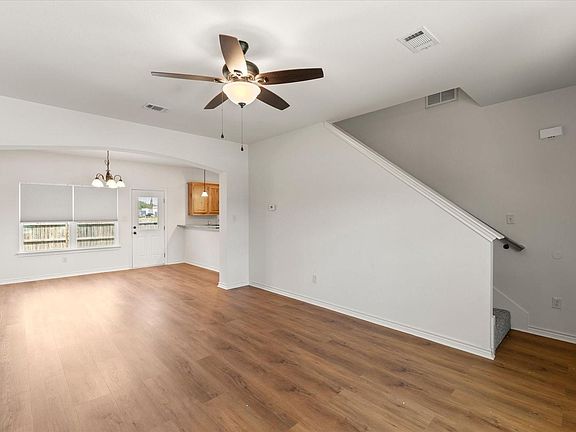4th image of 210 Lasso Cir