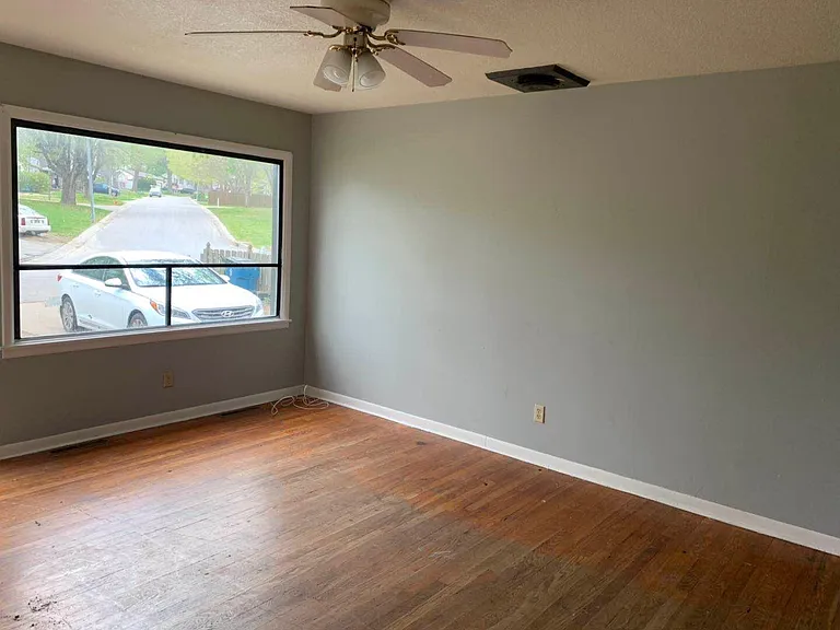 125 N Kendall Dr — Photo 5