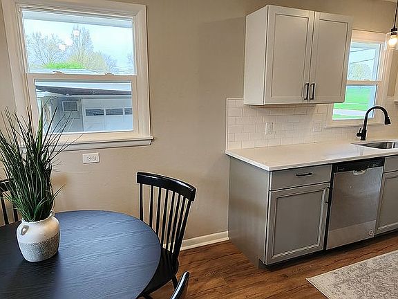 4th image of 1127 Maple Ave