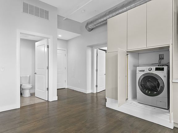 3rd image of 124 Temple St #11545557