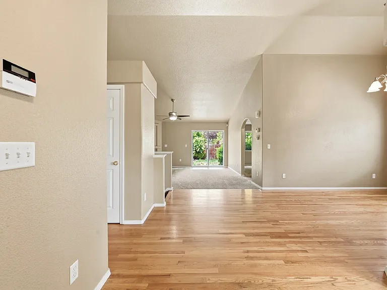 7266 Eagle Canyon Dr — Photo 2