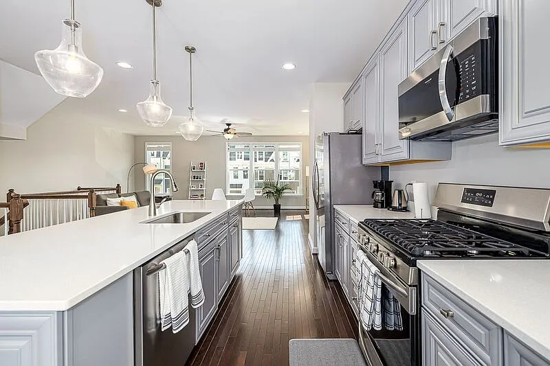 3 bed, 2.5 bath, $2,800 — Photo 2