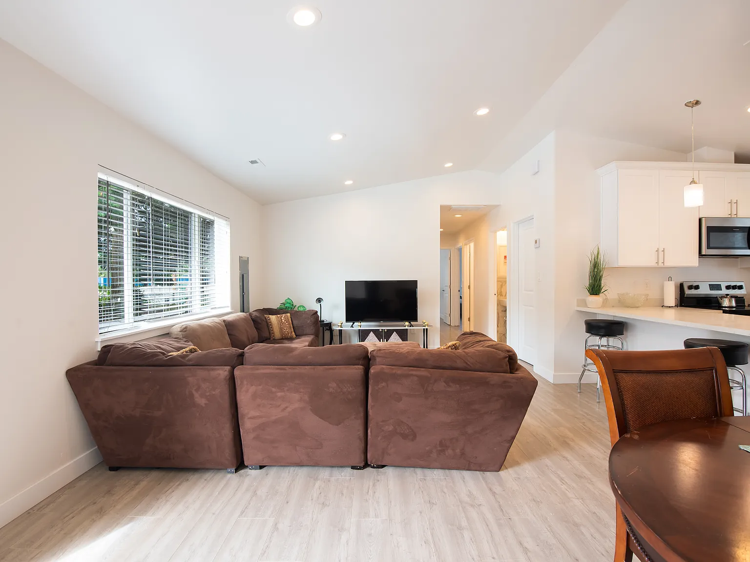 6 bed, 2200 sqft, $8,400 — Photo 3