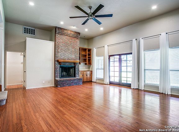 2nd image of 726 Stoneway Dr