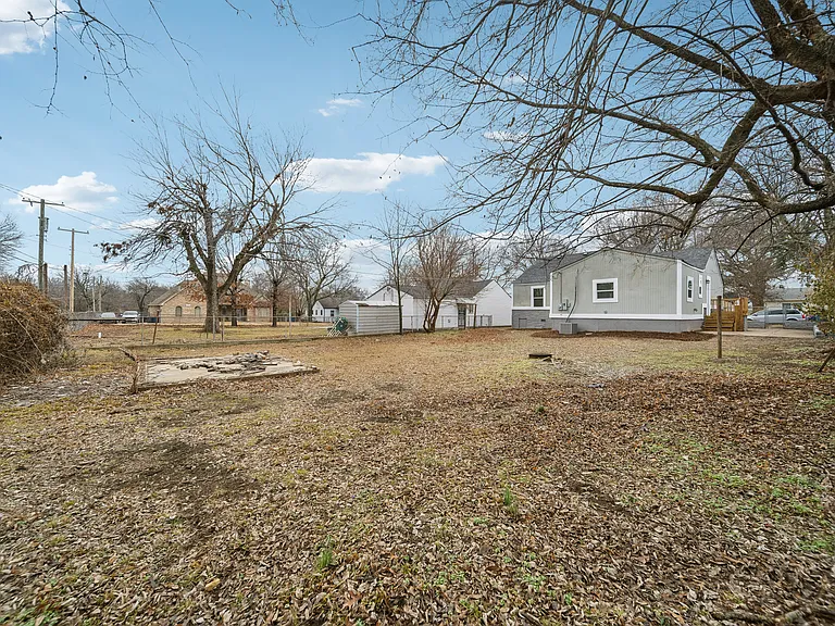 625 E Xyler St — Photo 10