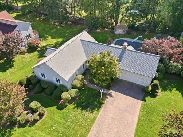 43 Pineridge Dr, Westfield, MA 01085