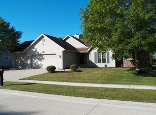 626 River Bluff Dr, Manitowoc, WI 54220