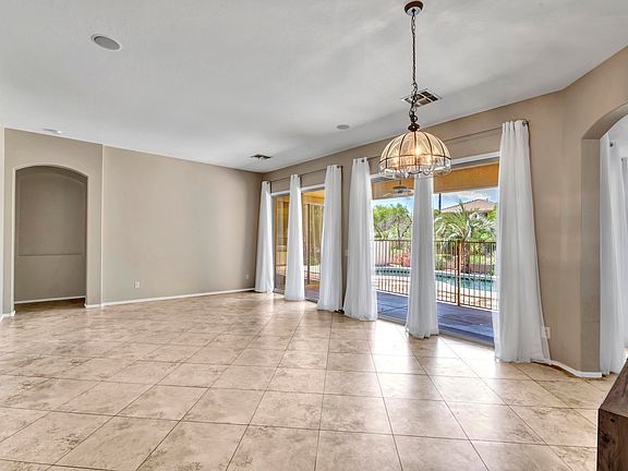 5th image of 847 E Carla Vista Dr