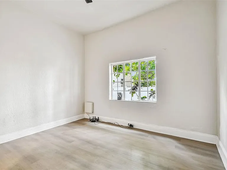 2102 W La Salle St — Photo 50