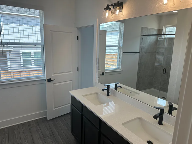 Primary bath with dual sinks