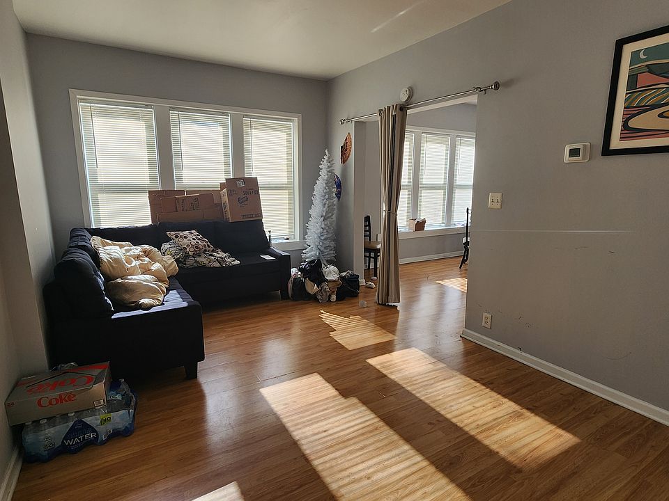 Living Room
14'10" x 10'5"
