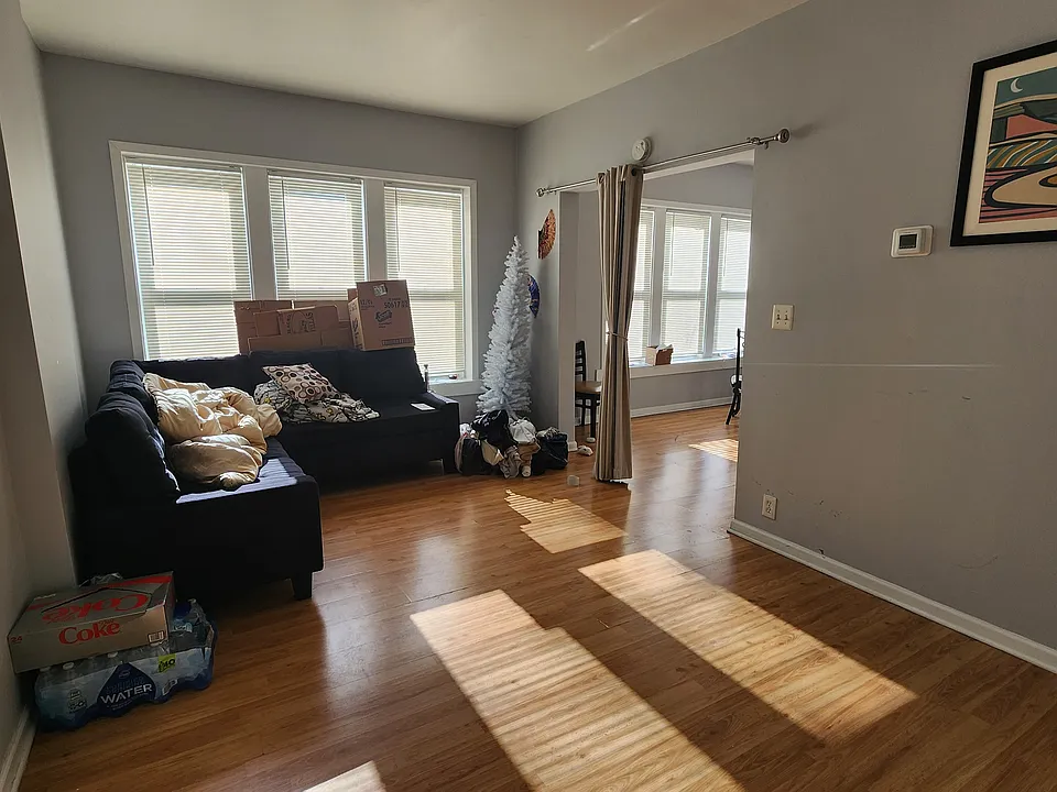 Living Room
14'10" x 10'5"