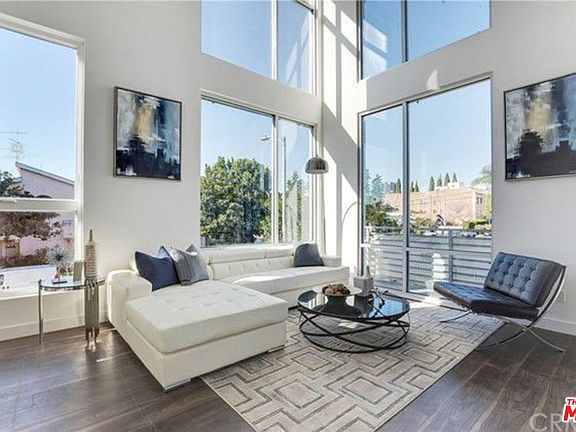 3rd image of 6014 N Beachwood Ln