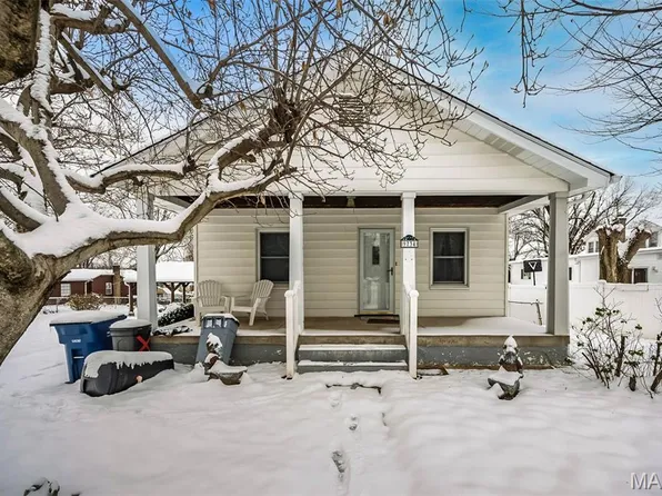 9734 Diamond Dr, Saint Louis, MO 63137