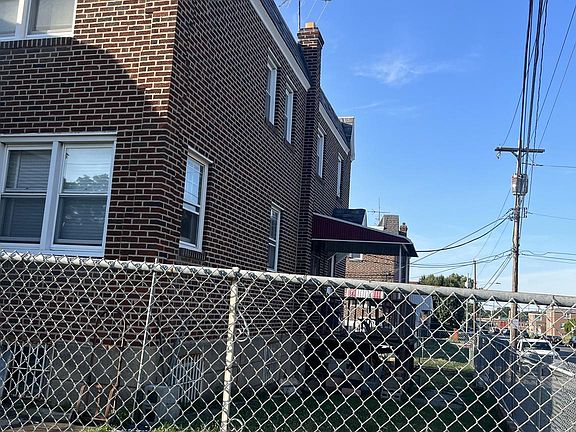 2nd image of 1143 Saint Vincent St