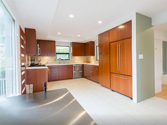 Spacious gourmet kitchen