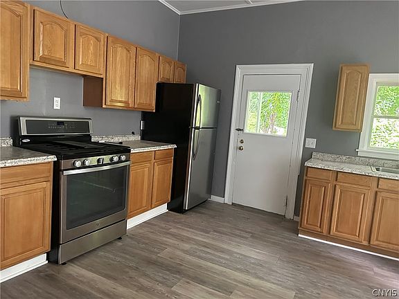 5th image of 137 W Schuyler St