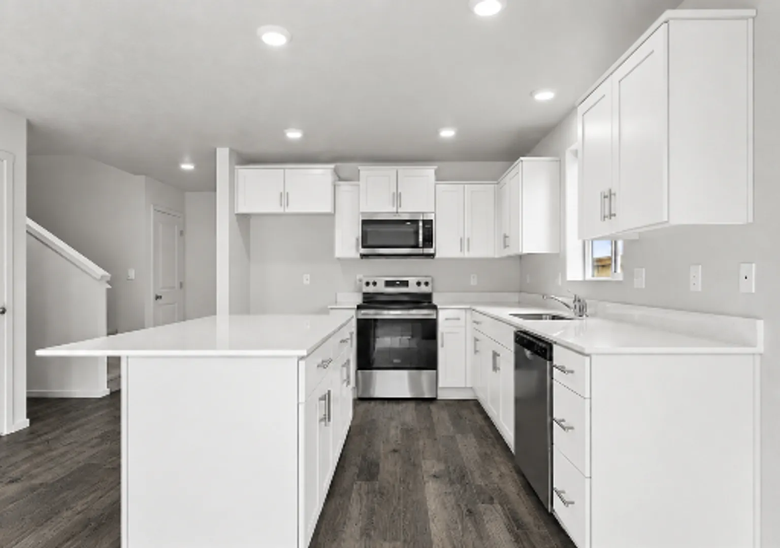 4Bd/2.5Ba Two Story House - Available to View! — Photo 2