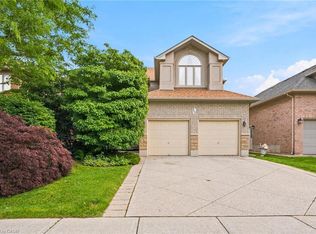 207 Valridge Dr, Hamilton, ON L9G 4Y4