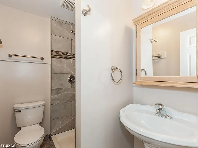 821 N Gladstone Ave #4 — Photo 4