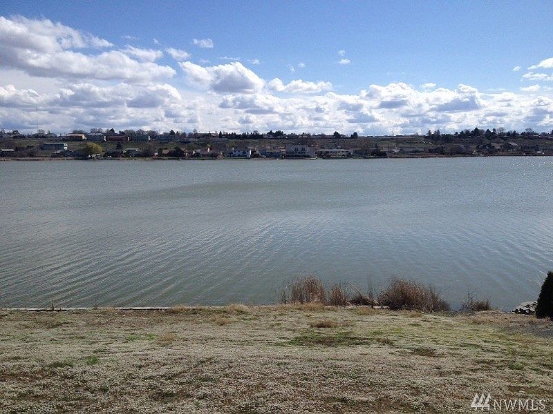 1st image of 1319 W Lakeside Dr
