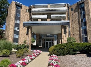 2112 Acacia Park Dr APT 211, Lyndhurst, OH 44124