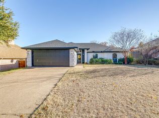 104 Sandlewood Ln, Burleson, TX 76028