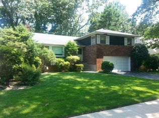 65 Reeve Rd, Rockville Centre, NY 11570