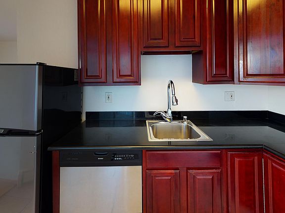 3rd image of 755 Green St APT 1A