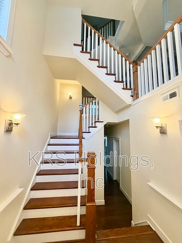 4 bed, 3.5 bath, 2222 sqft, $2,990 — Photo 4