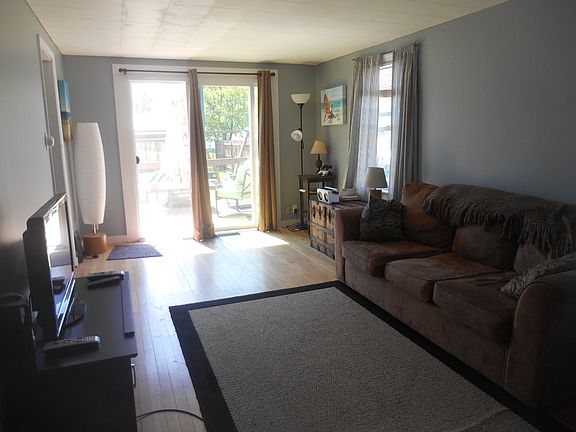 3rd image of 38 Roosevelt St