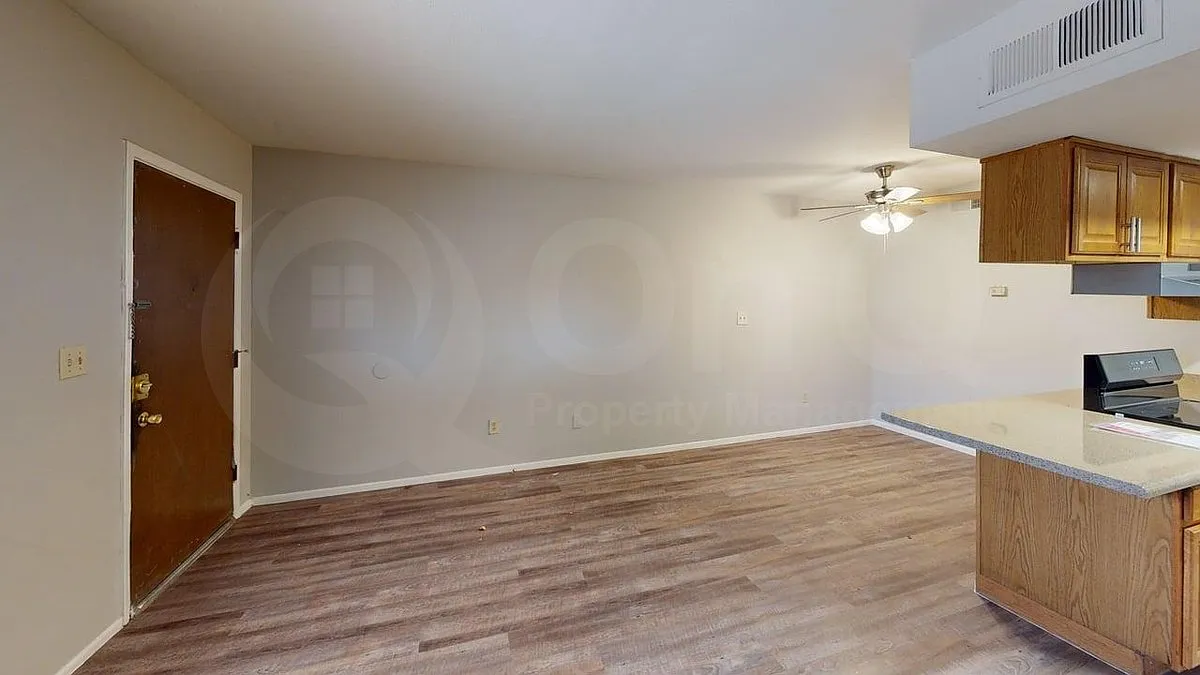 3002 E Waltann Ln — Photo 4